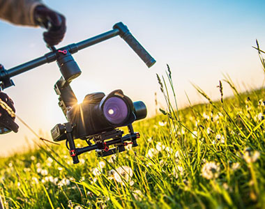 VIDEOPRODUKTION Videokamera über einer Wiese